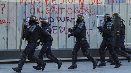 Des CRS pendant une manifestation des "gilets jaunes" le 16 février 2019 à Bordeaux.&nbsp; (NICOLAS TUCAT / AFP)