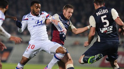 Gregory Sertic (Bordeaux) face à Alexandre Lacazette (Lyon) (NICOLAS TUCAT / AFP)