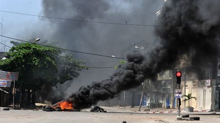 Pneus brûlés à Abidjan par des partisans d'Alassane Ouattara le 4 décembre 2010 (AFP - ISSOUF SANOGO)