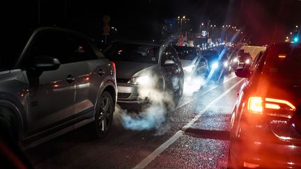 Gaz d'échappement de voitures, quai Perrache aux heures de pointes à Lyon, en décembre 2021. (MAXIME JEGAT / MAXPPP)