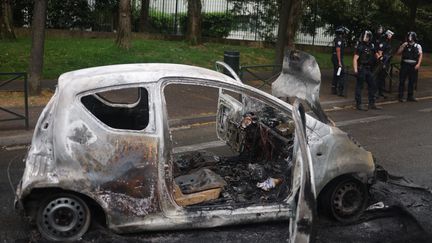 Une voiture calcinée à Nanterre (Hauts-de-Seine) le 1er juillet 2023. (CHARLY TRIBALLEAU / AFP)