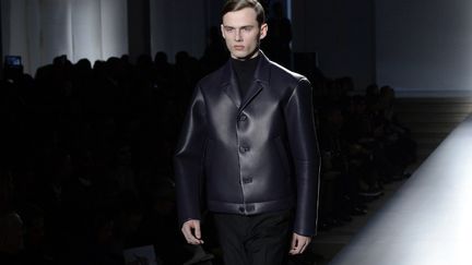 Jil Sander: silhouette nette, pantalons taille haute, pull ras du cou, grandes poches... En l'absence de la créatrice allemande - "nous ne sommes pas à la recherche d'une styliste" a confié Franco Pené, l'administrateur délégué d'Olg, le groupe italo-japonais propriétaire de la marque -, le style propre et rigoureux de la maison est toujours là. Les matières sont recherchées - tweed, chintz, flanelle, mohair - et les couleurs éclatantes avec une palette allant du violine au vert sombre, de l'anthracite à l'argenté. 
 (ANDREAS SOLARO / AFP)