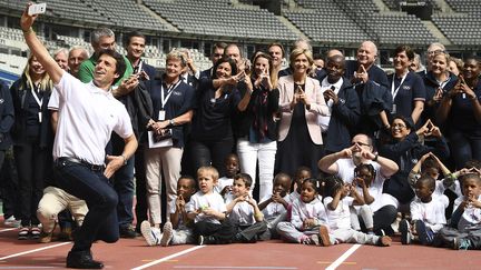 Tony Estanguet et des membres de l'organisation Paris 2024 ont immortalisé le passage du CIO au Stade de France. (FRANCK FIFE / AFP)