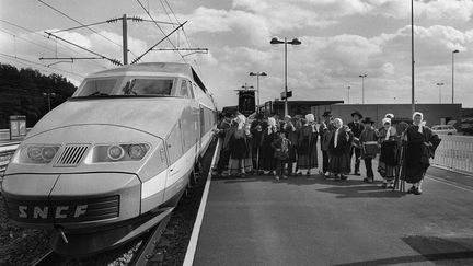 Photo datant du 16 juillet 1981 du premier TGV circulant avec des passagers sur la nouvelle ligne Paris Sud entre Lyon et Montchanin-Le Creusot. (EDMOND PINAUD / AFP)