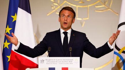 Le président de la République, Emmanuel Macron, lors d'un discours devant la presse internationale avant l'ouverture des Jeux de Paris 2024, à l'Elysée, le 22 juillet 2024. (LUDOVIC MARIN / AFP)