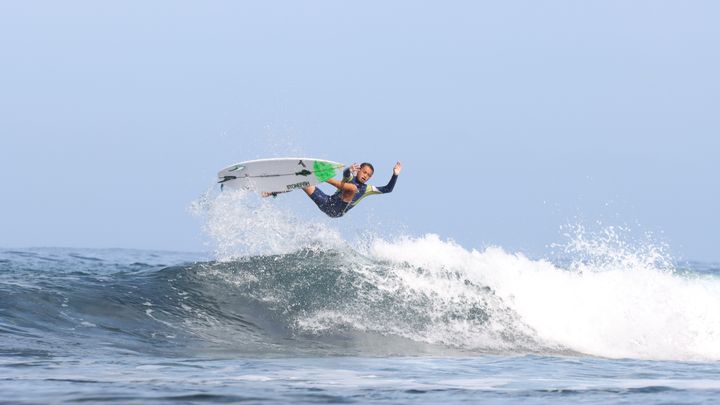 Tauirai réalise "un air" lors d’une session au large de Vairao, le 2 juillet 2024. L’un des points forts du surfeur est de réaliser de nombreuses manœuvres. (LORRAINE GREGORI / FRANCEINFO: SPORT)