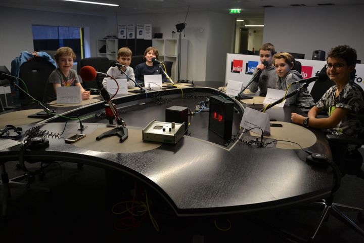 Les enfants intervieweurs lors de l'enregistrement des questions, depuis un studio de Radio France. Avec leur classe, ils ont participé à un atelier du "concours franceinfo junior". (Estelle Faure / franceinfo)