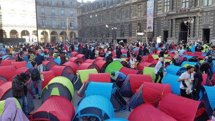 Hundreds of refugees set up their tents in front of the Council of State on Tuesday, June 20, 2023. (UTOPIA 56)