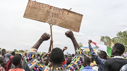 Des manifestants en soutien à la junte militaire, le 11 août 2023, à Niamey, au Niger. (- / AFP)