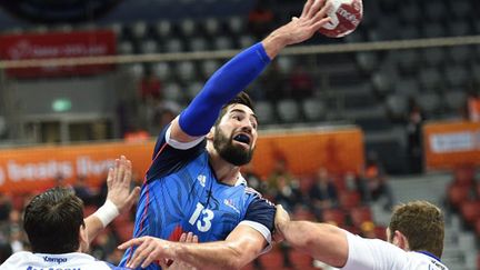 Nikola Karabatic pris dans l'étau islandais (FAYEZ NURELDINE / AFP)