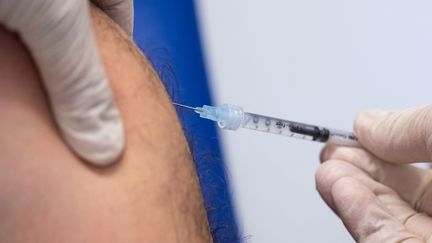 Un homme se fait vacciner contre la variole du singe, le 14 juillet 2022 à Munich (Allemagne). (SVEN HOPPE / DPA / MAXPPP)