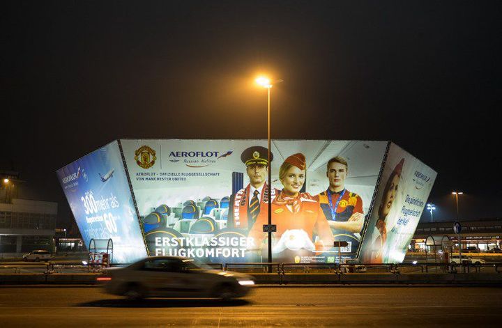 Panneau publicitaire de la compagnie aérienne russe Aeroflot à l'aéroport de Tegel à Berlin, en Allemagne, le 18 novembre 2014.  (PEER GRIMM / DPA)