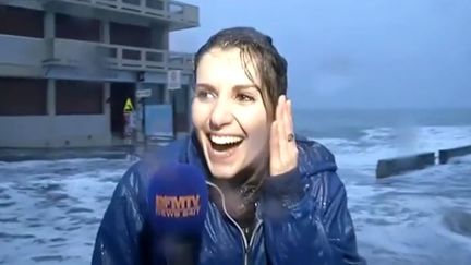 Capture d'&eacute;cran d'une vid&eacute;o de BFMTV montrant sa pr&eacute;sentatrice m&eacute;t&eacute;o, Fanny Agostini, arros&eacute;e par une &eacute;norme vague, le 20 f&eacute;vrier 2015 &agrave; Saint-Malo (Ille-et-Vilaine). (BFMTV / YOUTUBE)