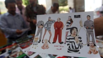 Vente de posters dans une rue de Tripoli, le 25 septembre 2011 (AFP/AHMAD  AL-RUBAYE)