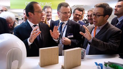 Le pr&eacute;sident de la R&eacute;publique, Fran&ccedil;ois Hollande, &agrave; l'inauguration de la Cit&eacute; de l'objet connect&eacute;, &agrave;&nbsp;Saint-Sylvain-d&rsquo;Anjou (Maine-et-Loire), le 12 juin 2015. (JEAN-SEBASTIEN EVRARD / POOL)