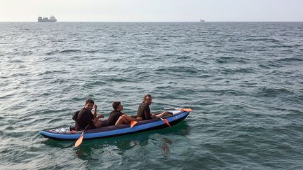 Le 4 août 2018, trois migrants ont tenté de traverser le Pas de Calais à bord d'un canoé&nbsp;gonflable. (STR / AFP)