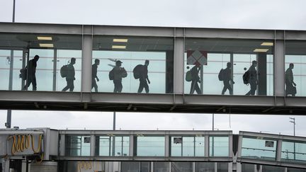 Des ressortissants français et plusieurs ressortissants d'autres pays arrivent l'aéroport de Paris Roissy Charles-de-Gaulle, après avoir quitté l'Afghanistan, le 17 août 2021. (AFP)