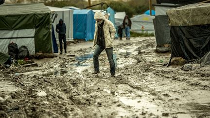 Un migrant marche dans la&nbsp;"jungle" de Calais, le 21 octobre 2015. (PHILIPPE HUGUEN / AFP)