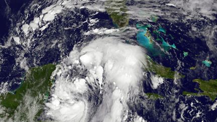 Image satellite de la tempête Nate qui passe entre le Mexique et Cuba, le 6 octobre 2017. (HANDOUT / NASA / NOAA GOES PROJECT / AFP)