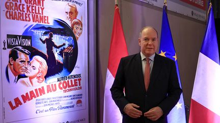 Le Prince Albert II of Monaco, fils de Grace Kelly, pose avant la projection du film "La Main au collet" à la Cinémathèque de Nice le 27 septembre 2022 (VALERY HACHE / AFP)