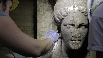 L'une des deux cariatides découvertes à Amphipolis en septembre 2014.
 (Ministère grec de la Culture / AFP)