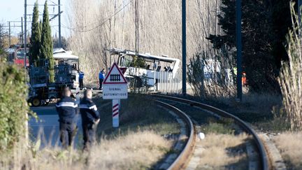 Des gendarmes surveillent le site de l'accident entre un TER et un car scolaire, le 15 décembre 2017, à Millas (Pyrénées-Orientales). (PASCAL RODRIGUEZ/SIPA)