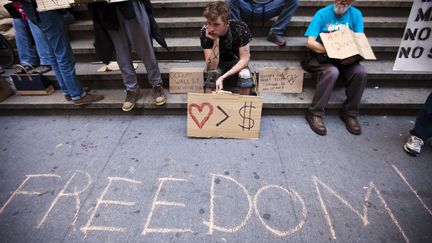 Des membres du mouvement Occupy se tiennent sur les marches du Federal Hall pr&egrave;s de la Bourse de New York (Etats-Unis), le 16 avril 2012. (LUCAS JACKSON  / REUTERS)