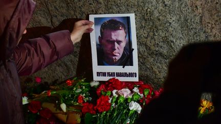 Une photo d'Alexeï Navalny déposée au mémorial des victimes de répressions politiques à Saint-Pétersbourg (Russie), le 16 février 2024. (OLGA MALTSEVA / AFP)