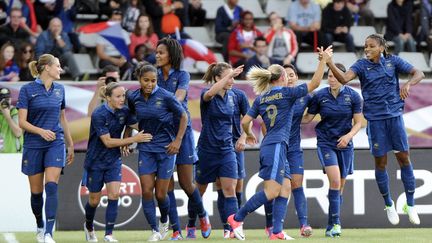 Les joueuses de l'&eacute;quipe de France lors de leur victoire face au Japon (2-0) au stade Charl&eacute;ty, &agrave;&nbsp;Paris, le 19 juillet 2012. (BERTRAND GUAY / AFP)