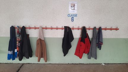 Des porte-manteaux dans une école primaire de Cavaillon (Vaucluse). (ADELE BOSSARD / RADIOFRANCE)