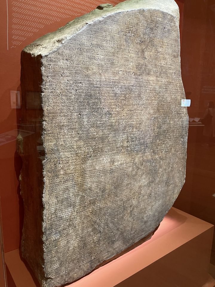 Molding of the Rosetta stone, belonging to the collections of the BnF.  (NISRINE MANAI / FRANCEINFO CULTURE)