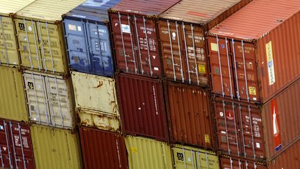 Des conteneurs sur le port de Nantes/Saint-Nazaire (Loire-Atlantique), le 23 avril 2008.&nbsp;
 (FRANK PERRY / AFP)