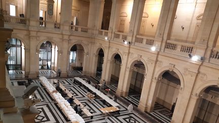 Le hall majestueux du Palais de la Bourse, à Marseille. (OLIVIER MARTOCQ / RADIO FRANCE)