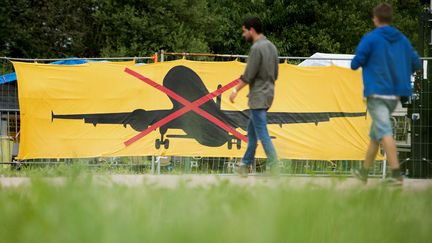 9 juillet 2016. Des opposants à l'aéroport de&nbsp;Notre-Dame-des-Landes (Loire-Atlantique) lors d'un meeting sur la zone du&nbsp;projet d'aéropot controversé,&nbsp;projet abandonné en janvier 2018. Aujourd'hui, la zone apaisée garde ses particularités (JEAN-SEBASTIEN EVRARD / AFP)