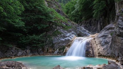 L'eau de source en cascade, l'eau qui se raréfie...qui est polluée. La chanson en parle depuis longtemps. (MEHMET ALI TURAN / EYEEM / GETTY IMAGES)