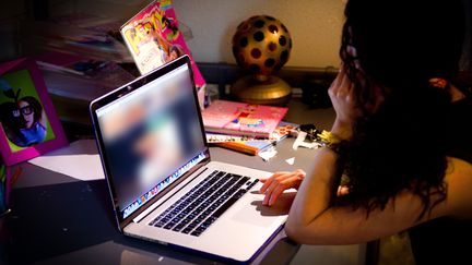 Une adolescente regarde des images pornographiques sur son ordinateur. Photo d'illustration. (NURPHOTO / CORBIS HISTORICAL / GETTY IMAGES)