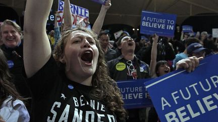 Des partisans du sénateur Bernie Sanders, candidat démocrate pour la présidentielle de 2016, lors d'un meeting de campagne à Henderson, Nevada, le 19 février 2016. Dans cet Etat, le candidat de la gauche du parti démocrate doit prouver qu'il peut être aussi populaire parmi les électeurs des minorités que chez les jeunes Blancs, base de son électorat. Verdict le 20 au soir (heure américaine). Dans cet Etat les Hispaniques et les Afro-Américains ont représenté près d'un tiers de l'électorat démocrate en 2008, et leur proportion, pense-t-on, est plus importante encore en 2016. (JOHN GURZINSKI / AFP)