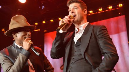 Pharrell Williams et Robin Thicke, le 25 janvier 2014, à Beverly Hills. 
 (Larry Busacca / GETTY IMAGES NORTH AMERICA / AFP)