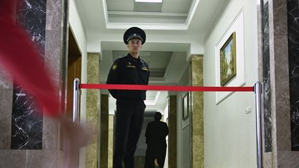 A Russian bailiff in a corridor of the Sverdlovsk Regional Court in Yekaterinburg, Russia, on July 18, 2024. (ALEXANDER NEMENOV / AFP)