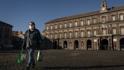 Sur la place del Plebiscito, à Naples (Italie), le 15 avril 2020. (FABIO BURRELLI / NURPHOTO / AFP)