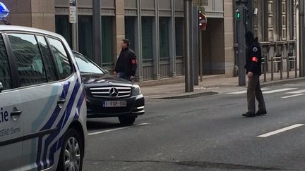 La police patrouille près du métro Maalbeek, où s'est produite une explosion, le 22 mars 2016. (PHILIPPE FRANCOIS / BELGA MAG / AFP)