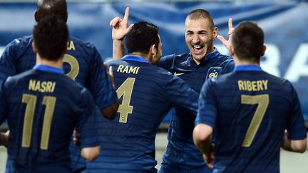 Les co&eacute;quipiers de Karim Benzema accourent pour le f&eacute;liciter apr&egrave;s son but face &agrave; l'Estonie, le 5 juin 2012 au Mans (Sarthe). (FRANCK FIFE / AFP)