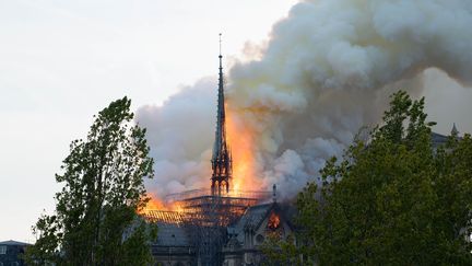 La flèche de la cathédrale Notre-Dame de Paris en feu, lors de l'incendie du 15 avril 2019. (JEAN MARIE LERAT/SIPA)