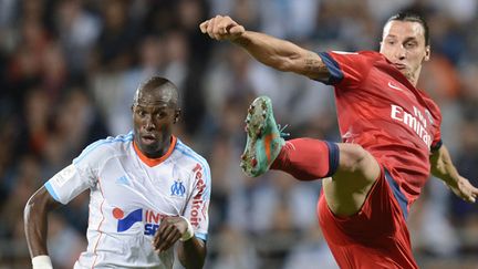 Rod Fanni (OM) et les crampons de Zlatan Ibrahimovic (PSG) (ANNE-CHRISTINE POUJOULAT / AFP)