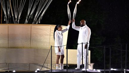 Marie-José Perec et Teddy Riner ont été les derniers relayeurs de la flamme. (MOHD RASFAN / AFP)