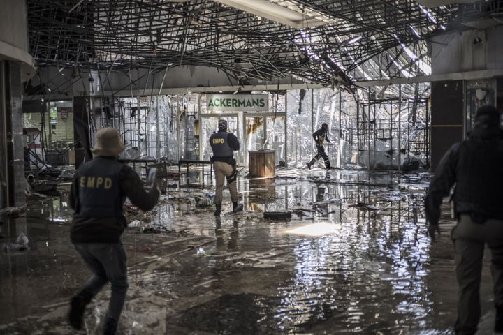 La police tire des balles en caoutchouc sur un homme suspecté de vol à&nbsp;Vosloorus, près de Johannesbourg, en Afrique du sud, le 13 juillet 2021. (MARCO LONGARI / AFP)