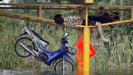 Pour la Premier ministre tha&iuml;landaise, "le pire sc&eacute;nario", conduirait &agrave; une capitale noy&eacute;e par endroits sous plus d'un m&egrave;tre d'eau. (DAMIR SAGOLJ / REUTERS)