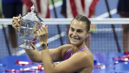 Aryna Sabalenka avec le trophée de l'US Open, le 7 septembre 2024. (JEAN CATUFFE / JEAN CATUFFE)