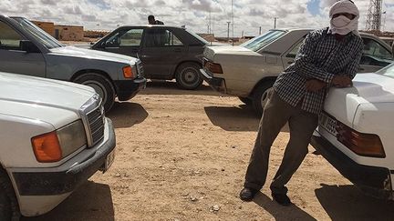 Cette expression renvoie au fait que ces camps se situent au milieu du Sahara, en pleine hamada, et constituent donc des sortes d’îlots quelque peu isolés. La ville la plus proche, Tindouf, se situe à une trentaine de kilomètres et possède un aéroport.  (Fethi Sahraoui)