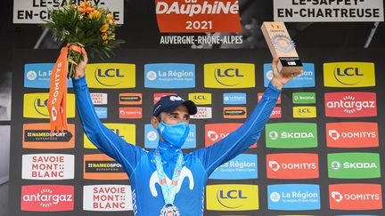 Alejandro Valverde (Movistar) sur le podium après sa victoire au Sappey-au-Chartreuse sur la 6e étape du Critérium du Dauphiné, vendredi 4 juin. (ALAIN JOCARD / AFP)